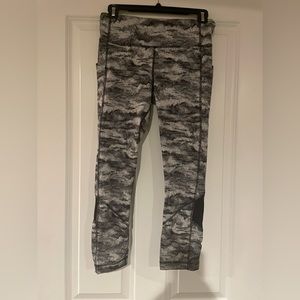 Lululemon size 8 capri leggings with side pockets
